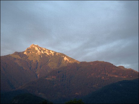 1 - první paprsky dne se dotýkají hory Schafberg